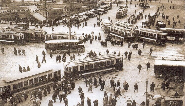 Трамваи на Театральной площади