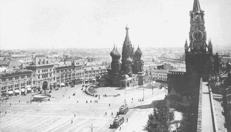 Трамвай около кремлевской стены