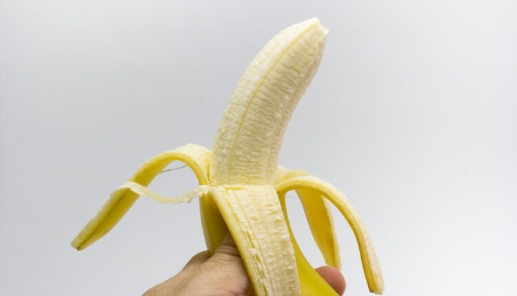 С какой стороны чистить банан?